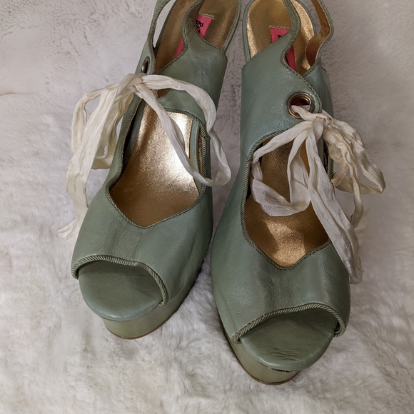 Betsey Johnson Off the Runway Vintage | Green Slingback Platform Heels | 9.5 - Picture 3 of 7